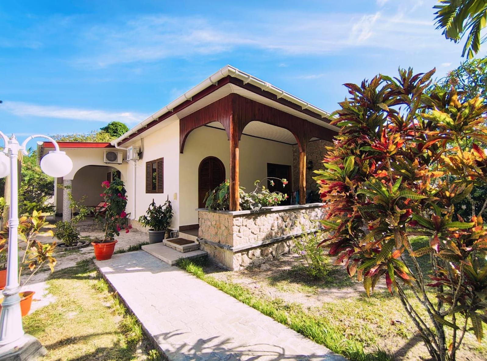 The Islander Hotel Grand Anse  Bagian luar foto